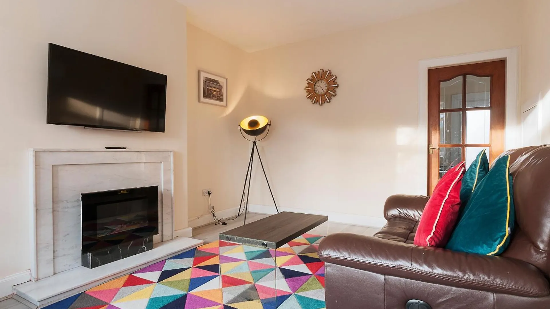 Holiday home 2 Bed Property, Sleeps 5, Free Parking, Near City Centre Edinburgh