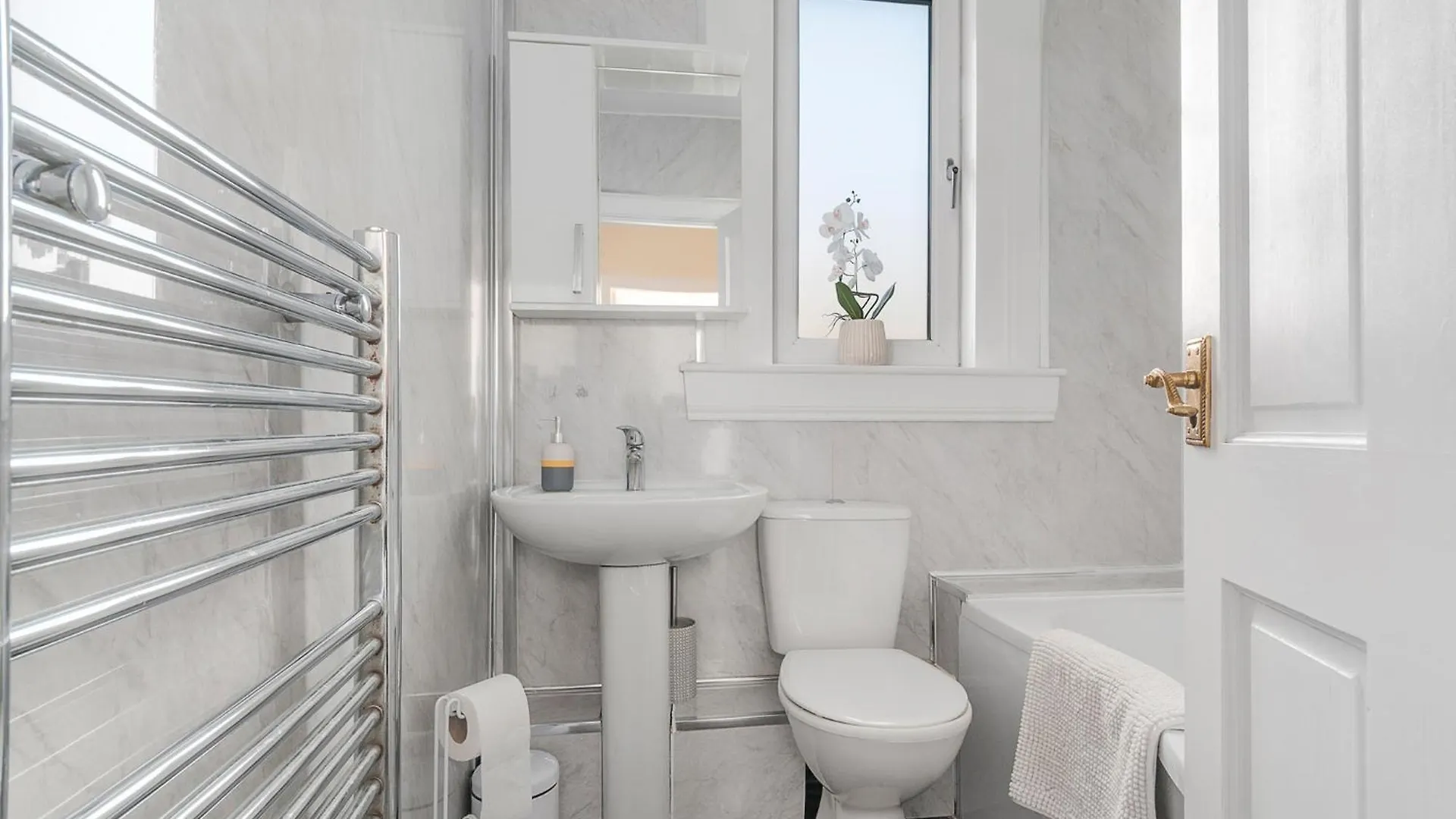 Holiday home 2 Bed Property, Sleeps 5, Free Parking, Near City Centre Edinburgh