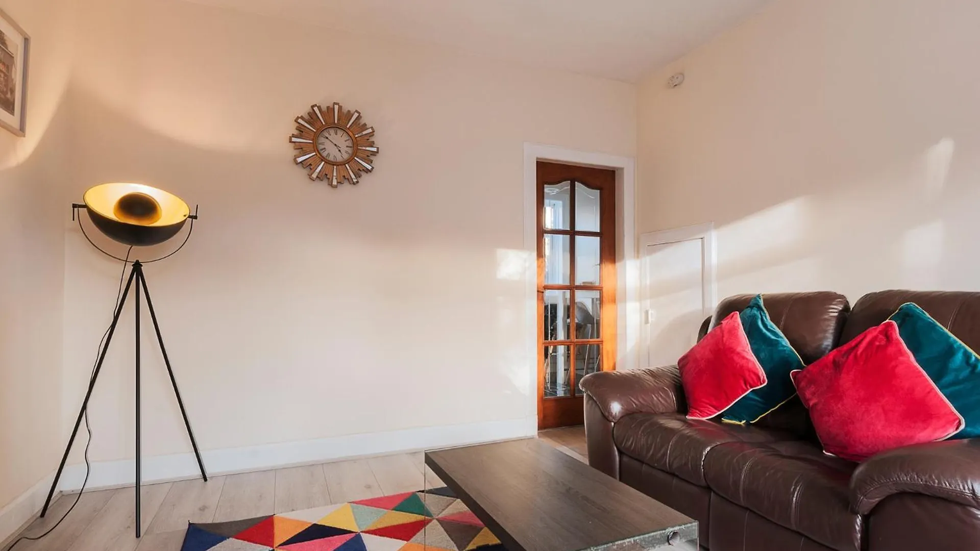 2 Bed Property, Sleeps 5, Free Parking, Near City Centre Edinburgh Holiday home