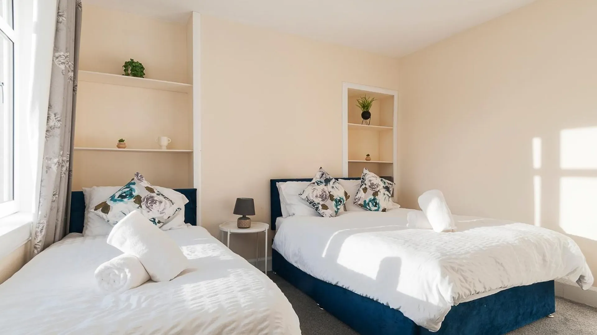 2 Bed Property, Sleeps 5, Free Parking, Near City Centre Edinburgh Holiday home