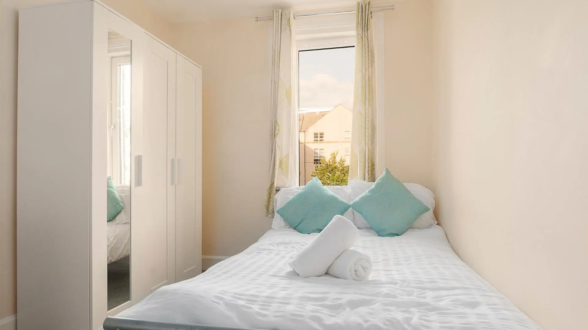 2 Bed Property, Sleeps 5, Free Parking, Near City Centre Edinburgh 0*,